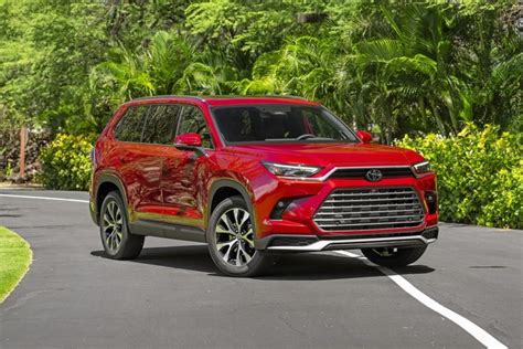 How does the new Honda Pilot stack up against the 2024 Toyota Grand Highlander?